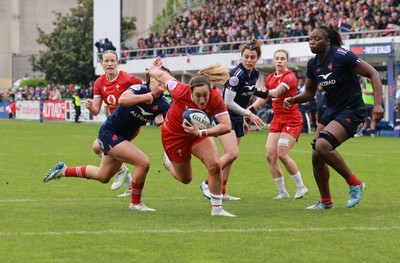 120425 - France v Wales, Guinness Women’s Six Nations 2025 - Courtney Keight of Wales crosses the line only for the try to be disallowed