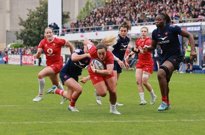 120425 - France v Wales, Guinness Women’s Six Nations 2025 - Courtney Keight of Wales crosses the line only for the try to be disallowed