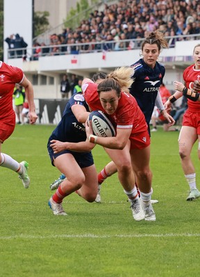 120425 - France v Wales, Guinness Women’s Six Nations 2025 - Courtney Keight of Wales crosses the line only for the try to be disallowed