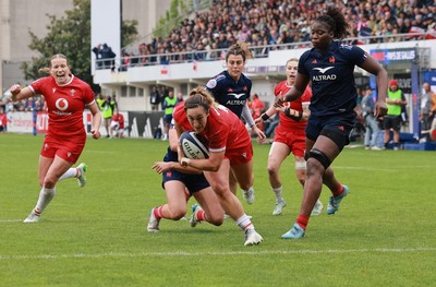 120425 - France v Wales, Guinness Women’s Six Nations 2025 - Courtney Keight of Wales crosses the line only for the try to be disallowed