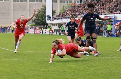 120425 - France v Wales, Guinness Women’s Six Nations 2025 - Courtney Keight of Wales crosses the line only for the try to be disallowed