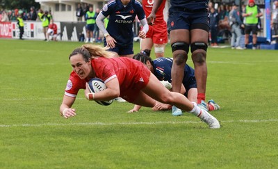 120425 - France v Wales, Guinness Women’s Six Nations 2025 - Courtney Keight of Wales crosses the line only for the try to be disallowed