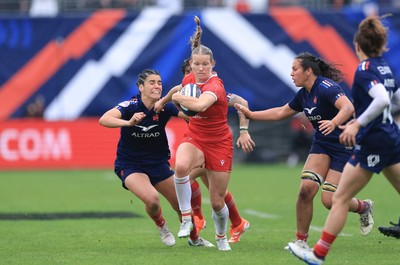 120425 - France v Wales, Guinness Women’s Six Nations 2025 - Carys Cox of Wales charges forward