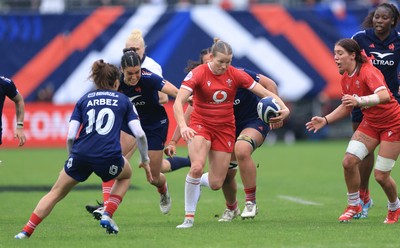 120425 - France v Wales, Guinness Women’s Six Nations 2025 - Carys Cox of Wales charges forward