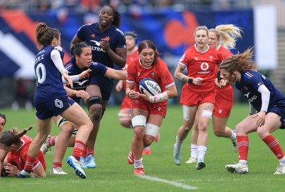120425 - France v Wales, Guinness Women’s Six Nations 2025 - Georgia Evans of Wales charges forward
