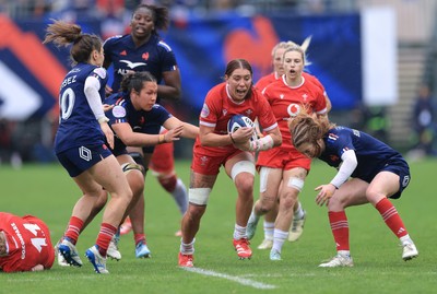 120425 - France v Wales, Guinness Women’s Six Nations 2025 - Georgia Evans of Wales charges forward