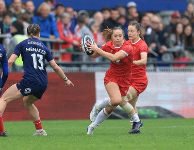 120425 - France v Wales, Guinness Women’s Six Nations 2025 - Lisa Neumann of Wales attacks