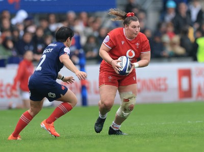 120425 - France v Wales, Guinness Women’s Six Nations 2025 - Gwenllian Pyrs of Wales charges forward