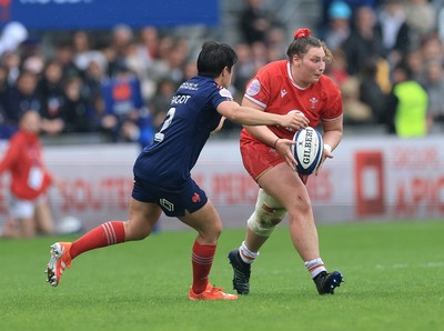 120425 - France v Wales, Guinness Women’s Six Nations 2025 - Gwenllian Pyrs of Wales feeds the ball out