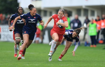120425 - France v Wales, Guinness Women’s Six Nations 2025 - Carys Cox of Wales races of the line