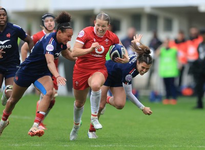 120425 - France v Wales, Guinness Women’s Six Nations 2025 - Carys Cox of Wales races of the line