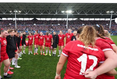 120425 - France v Wales, Guinness Women’s Six Nations 2025 - Wales huddle up at the end of the match