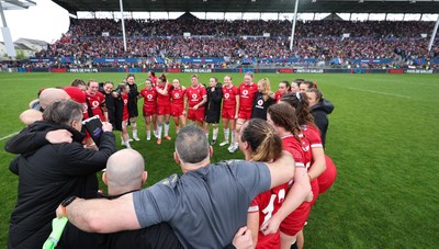 120425 - France v Wales, Guinness Women’s Six Nations 2025 - Wales huddle up at the end of the match