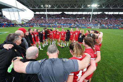 120425 - France v Wales, Guinness Women’s Six Nations 2025 - Wales huddle up at the end of the match
