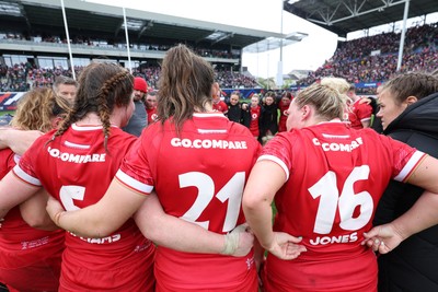 120425 - France v Wales, Guinness Women’s Six Nations 2025 - Wales huddle up at the end of the match