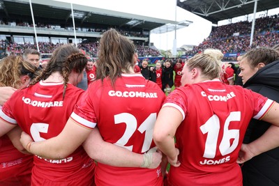 120425 - France v Wales, Guinness Women’s Six Nations 2025 - Wales huddle up at the end of the match
