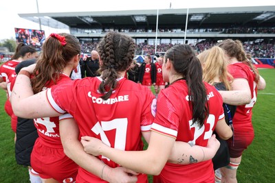 120425 - France v Wales, Guinness Women’s Six Nations 2025 - Wales huddle up at the end of the match