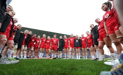 120425 - France v Wales, Guinness Women’s Six Nations 2025 - Wales huddle up at the end of the match