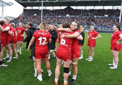 120425 - France v Wales, Guinness Women’s Six Nations 2025 - Wales players at the end of the match