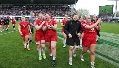 120425 - France v Wales, Guinness Women’s Six Nations 2025 - Wales players applaud the fans at the end of the match