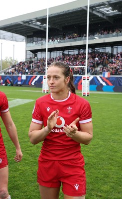 120425 - France v Wales, Guinness Women’s Six Nations 2025 - Lisa Neumann of Wales applauds the fans at the end of the match