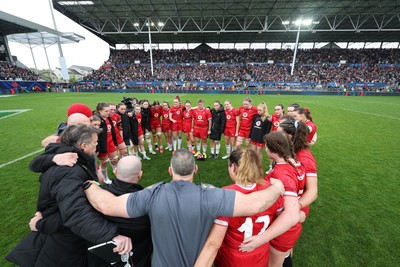 120425 - France v Wales, Guinness Women’s Six Nations 2025 - Wales huddle up at the end of the match