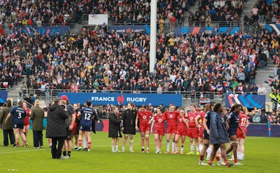 120425 - France v Wales, Guinness Women’s Six Nations 2025 - Wales players huddle up at the end of the match at the end of the match