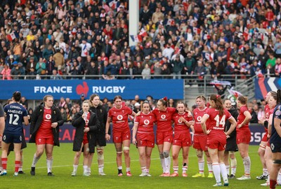 120425 - France v Wales, Guinness Women’s Six Nations 2025 - Wales players huddle up at the end of the match at the end of the match