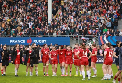 120425 - France v Wales, Guinness Women’s Six Nations 2025 - Wales players huddle up at the end of the match at the end of the match