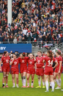 120425 - France v Wales, Guinness Women’s Six Nations 2025 - Wales players huddle up at the end of the match at the end of the match