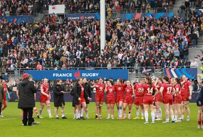 120425 - France v Wales, Guinness Women’s Six Nations 2025 - Wales players huddle up at the end of the match at the end of the match