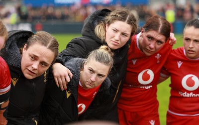 120425 - France v Wales, Guinness Women’s Six Nations 2025 - Jenni Scoble of Wales, Keira Bevan of Wales, Gwen Crabb of Wales, Georgia Evans of Wales and Kayleigh Powell of Wales listen to Wales Women head coach Sean Lynn at the end of the match
