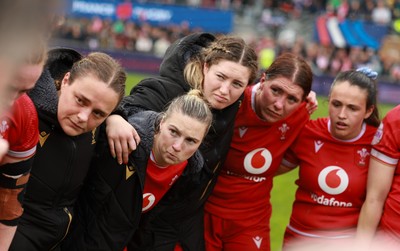 120425 - France v Wales, Guinness Women’s Six Nations 2025 - Jenni Scoble of Wales, Keira Bevan of Wales, Gwen Crabb of Wales, Georgia Evans of Wales and Kayleigh Powell of Wales listen to Wales Women head coach Sean Lynn at the end of the match