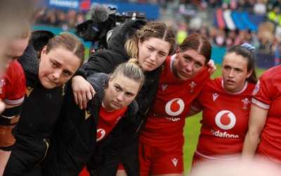 120425 - France v Wales, Guinness Women’s Six Nations 2025 - Jenni Scoble of Wales, Keira Bevan of Wales, Gwen Crabb of Wales, Georgia Evans of Wales and Kayleigh Powell of Wales listen to Wales Women head coach Sean Lynn at the end of the match