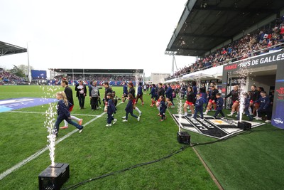 120425 - France v Wales, Guinness Women’s Six Nations 2025 - The Wales team walk out at the start of the match