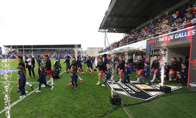 120425 - France v Wales, Guinness Women’s Six Nations 2025 - The Wales team walk out at the start of the match