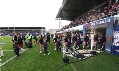 120425 - France v Wales, Guinness Women’s Six Nations 2025 - The Wales team walk out at the start of the match