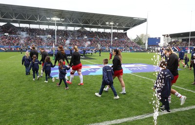 120425 - France v Wales, Guinness Women’s Six Nations 2025 - The Wales team walk out at the start of the match