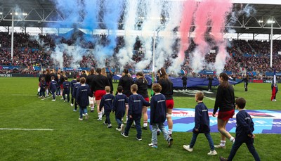 120425 - France v Wales, Guinness Women’s Six Nations 2025 - The Wales team walk out at the start of the match