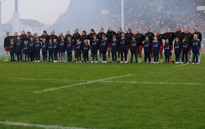 120425 - France v Wales, Guinness Women’s Six Nations 2025 -The Wales team line up for the anthem