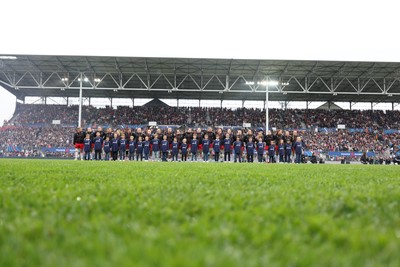 120425 - France v Wales, Guinness Women’s Six Nations 2025 - The Wales team line up during the anthem 
