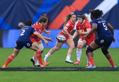 120425 - France v Wales, Guinness Women’s Six Nations 2025 - Jenni Scoble of Wales passes to Bethan Lewis of Wales