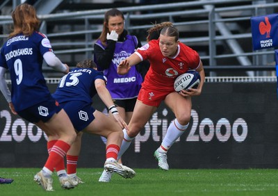120425 - France v Wales, Guinness Women’s Six Nations 2025 - Carys Cox of Wales holds off Marine Menager of France