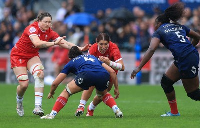 120425 - France v Wales, Guinness Women’s Six Nations 2025 - Georgia Evans of Wales and Gwen Crabb of Wales take on Manae Feleu of France
