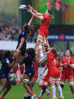 120425 - France v Wales, Guinness Women’s Six Nations 2025 - Gwen Crabb of Wales wins line out