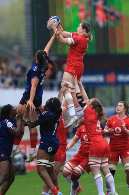 120425 - France v Wales, Guinness Women’s Six Nations 2025 - Gwen Crabb of Wales wins line out
