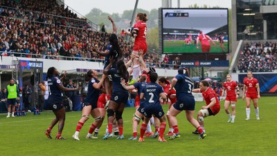 120425 - France v Wales, Guinness Women’s Six Nations 2025 - Abbie Fleming of Wales wins line out