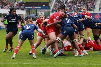 120425 - France v Wales, Guinness Women’s Six Nations 2025 - Gwenllian Pyrs of Wales drives towards the line 