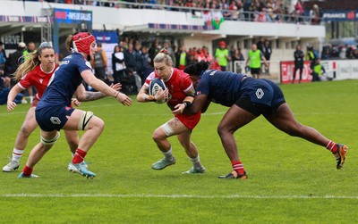 120425 - France v Wales, Guinness Women’s Six Nations 2025 - Keira Bevan of Wales looks for the line
