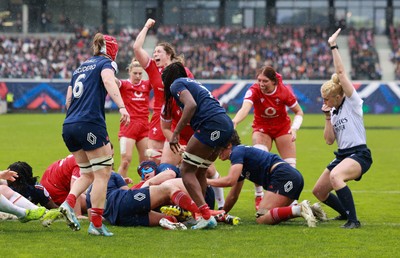 120425 - France v Wales, Guinness Women’s Six Nations 2025 - Kate Williams of Wales powers over to score try